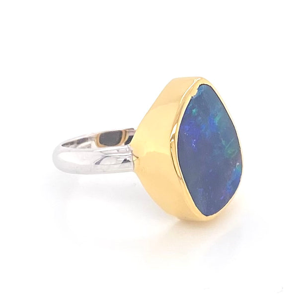 Ring med ægte solid boulder opal fra Australien indfattet i 14 karat guld og båndet er lavet af sterling sølv. Kommer med certifikat.