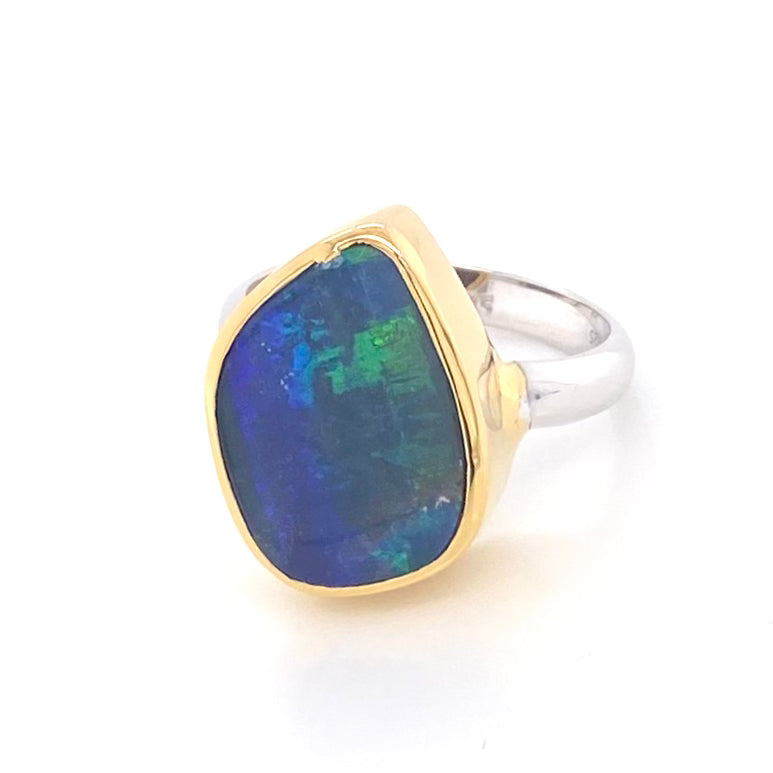 Ring med ægte solid boulder opal fra Australien indfattet i 14 karat guld og båndet er lavet af sterling sølv. Kommer med certifikat.