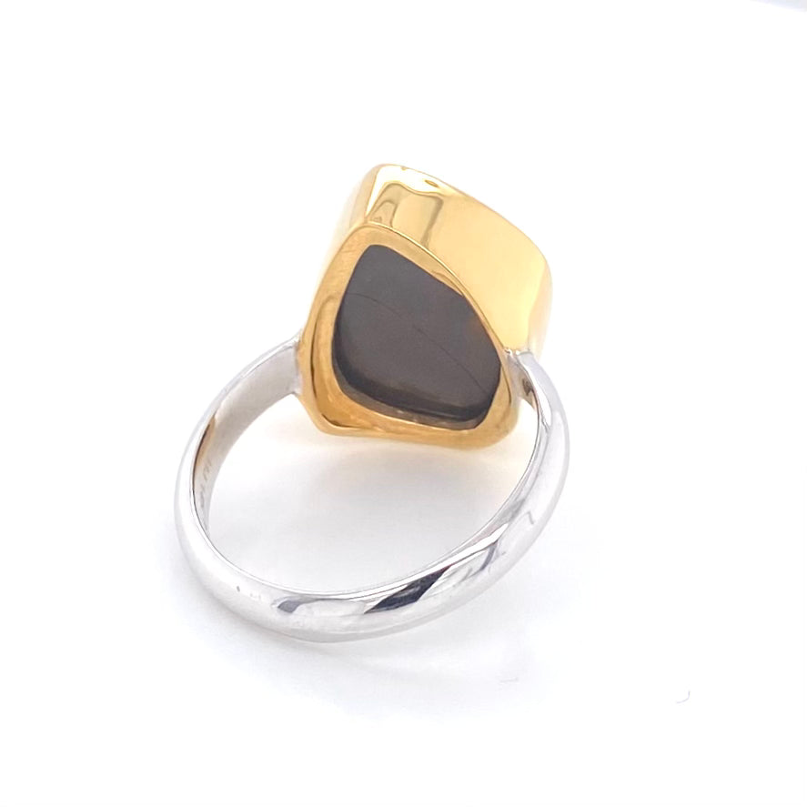 Ring med ægte solid boulder opal fra Australien indfattet i 14 karat guld og båndet er lavet af sterling sølv. Kommer med certifikat.