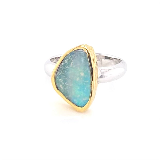 Ring med ægte solid boulder opal fra Australien indfattet i 14 karat guld og båndet er lavet af sterling sølv. Kommer med certifikat.