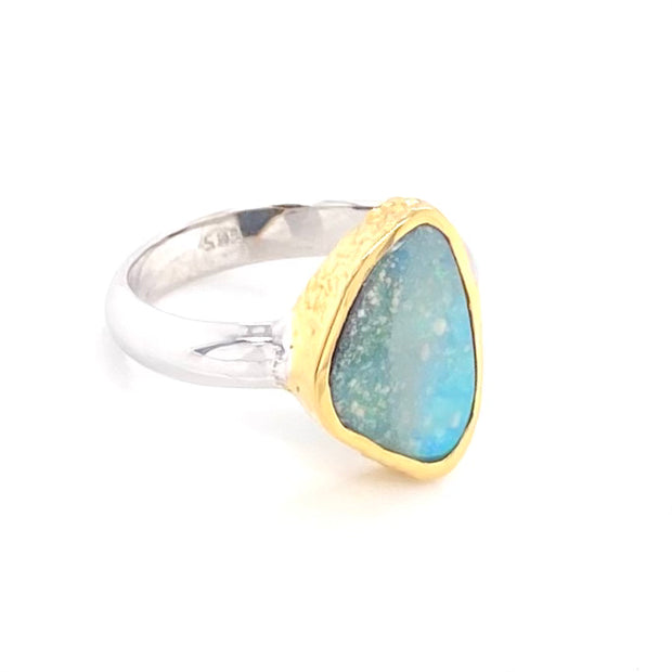 Ring med ægte solid boulder opal fra Australien indfattet i 14 karat guld og båndet er lavet af sterling sølv. Kommer med certifikat.
