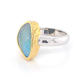 Ring med ægte solid boulder opal fra Australien indfattet i 14 karat guld og båndet er lavet af sterling sølv. Kommer med certifikat.