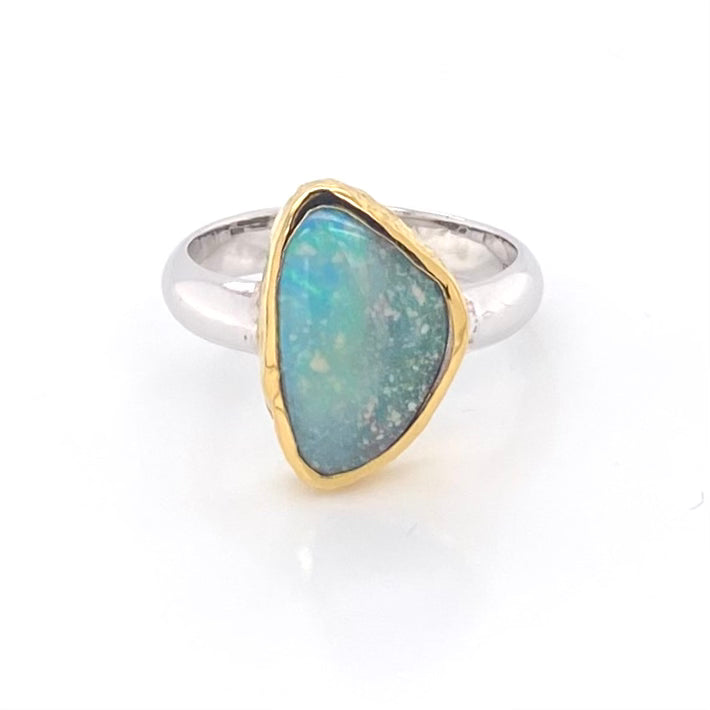 Ring med ægte solid boulder opal fra Australien indfattet i 14 karat guld og båndet er lavet af sterling sølv. Kommer med certifikat.
