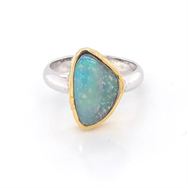 Ring med ægte solid boulder opal fra Australien indfattet i 14 karat guld og båndet er lavet af sterling sølv. Kommer med certifikat.