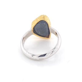 Ring med ægte solid boulder opal fra Australien indfattet i 14 karat guld og båndet er lavet af sterling sølv. Kommer med certifikat.