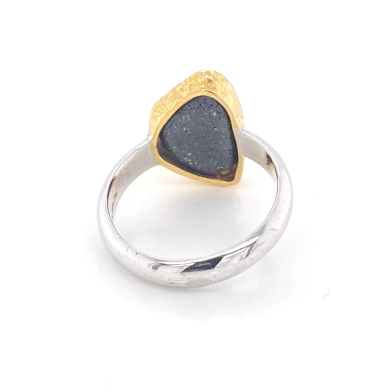 Ring med ægte solid boulder opal fra Australien indfattet i 14 karat guld og båndet er lavet af sterling sølv. Kommer med certifikat.