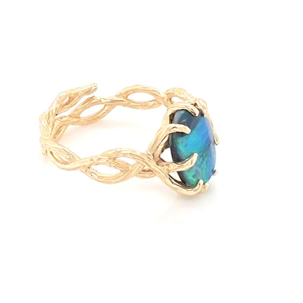 Ring med solid opal fra Australien i 14 Kt. guld. Kommer med certifikat.