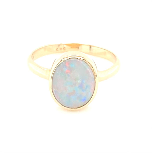Ring med solid crystal opal fra Australien indfattet i 14 kt. guld. Kommer med certifikat.