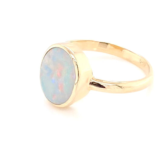 Ring med solid crystal opal fra Australien indfattet i 14 kt. guld. Kommer med certifikat.