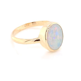Ring med solid crystal opal fra Australien indfattet i 14 kt. guld. Kommer med certifikat.