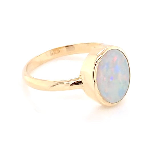 Ring med solid crystal opal fra Australien indfattet i 14 kt. guld. Kommer med certifikat.
