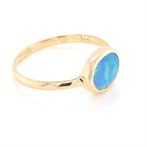 Ring med ægte solid crystal opal fra Australien indfattet i 14 kt. guld.Kommer med certifikat. 