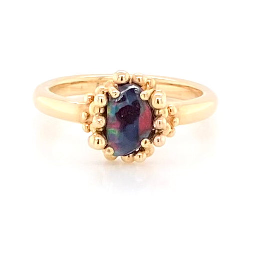 Ring med ægte solid boulder opal fra Australien indfattet i 14 karat guld. Ringen kommer med oprindelses certifikat.