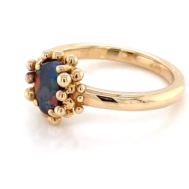 Ring med ægte solid boulder opal fra Australien indfattet i 14 karat guld. Ringen kommer med oprindelses certifikat.