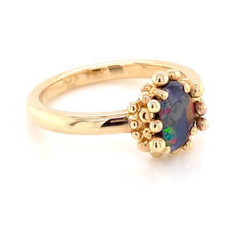 Ring med ægte solid boulder opal fra Australien indfattet i 14 karat guld. Ringen kommer med oprindelses certifikat.