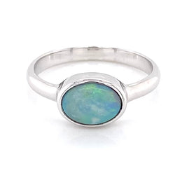 Ægte solid crystal opal fra Australien indfattet i sterling sølv.