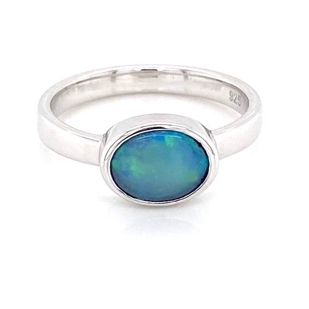 Ægte solid crystal opal fra Australien indfattet i sterling sølv.