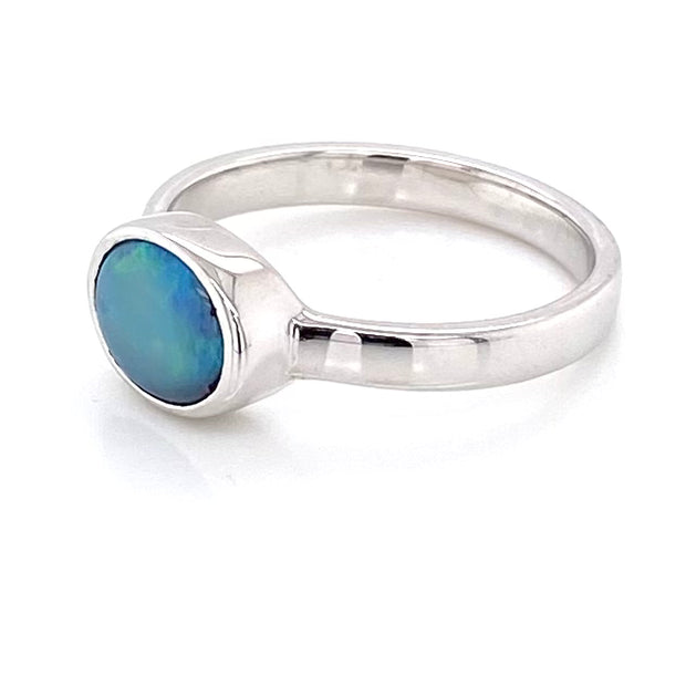 Ægte solid crystal opal fra Australien indfattet i sterling sølv.