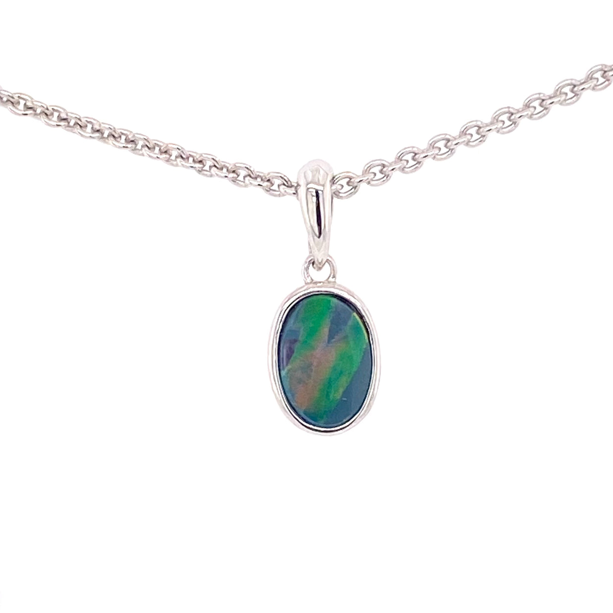 Vedhæng med ægte doublet opal indfattet i rhodineret sterling sølv.