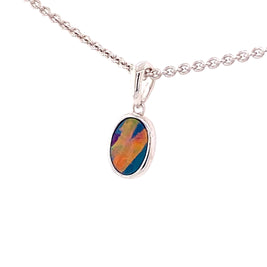 Vedhæng med ægte doublet opal indfattet i rhodineret sterling sølv.