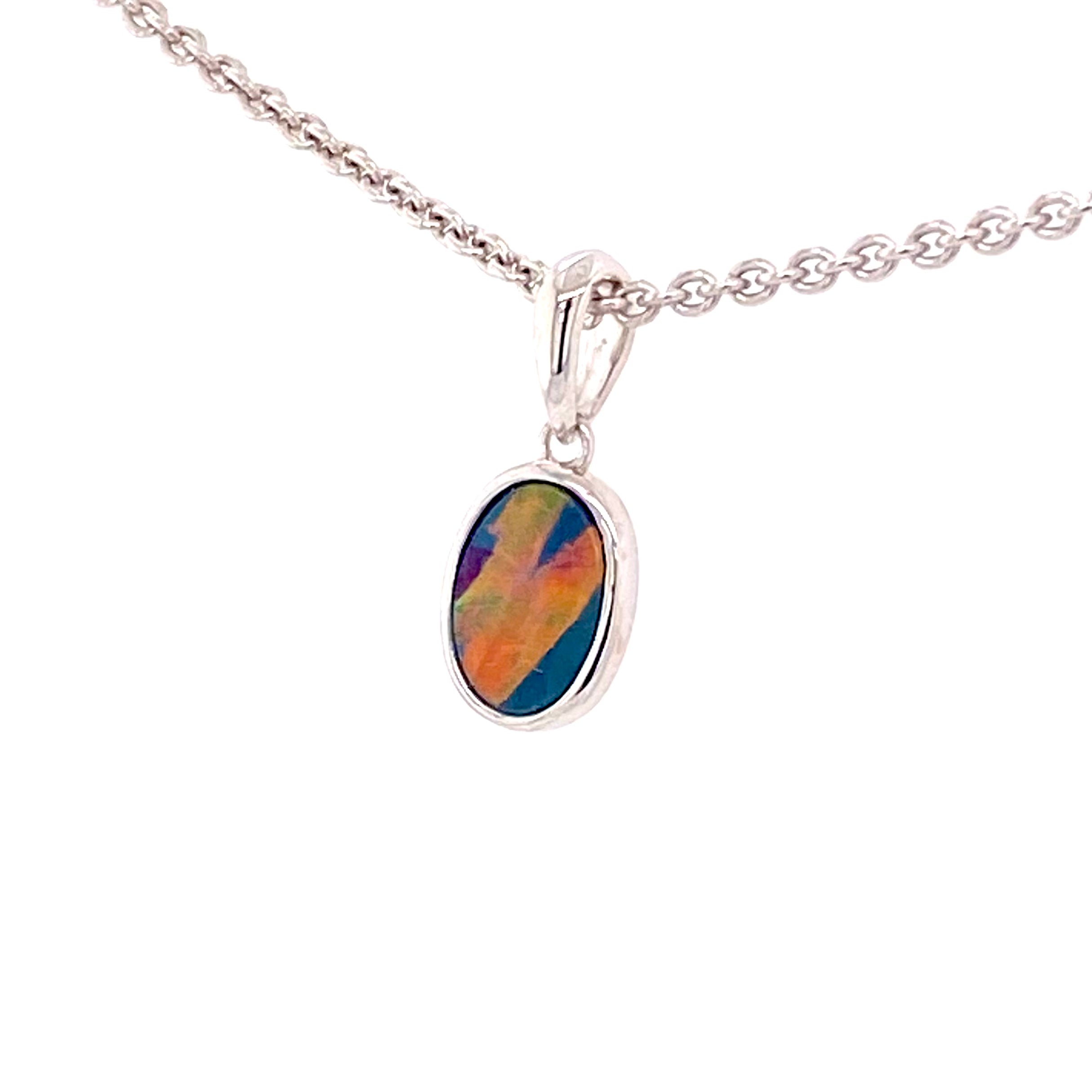 Vedhæng med ægte doublet opal indfattet i rhodineret sterling sølv.