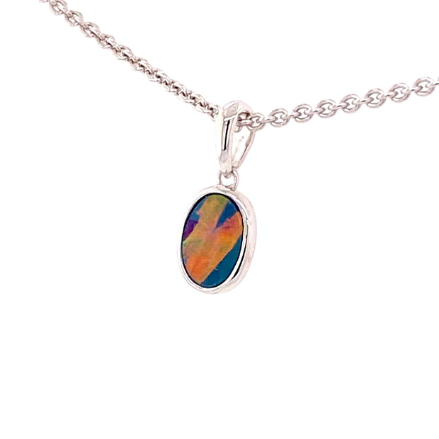 Vedhæng med ægte doublet opal indfattet i rhodineret sterling sølv.