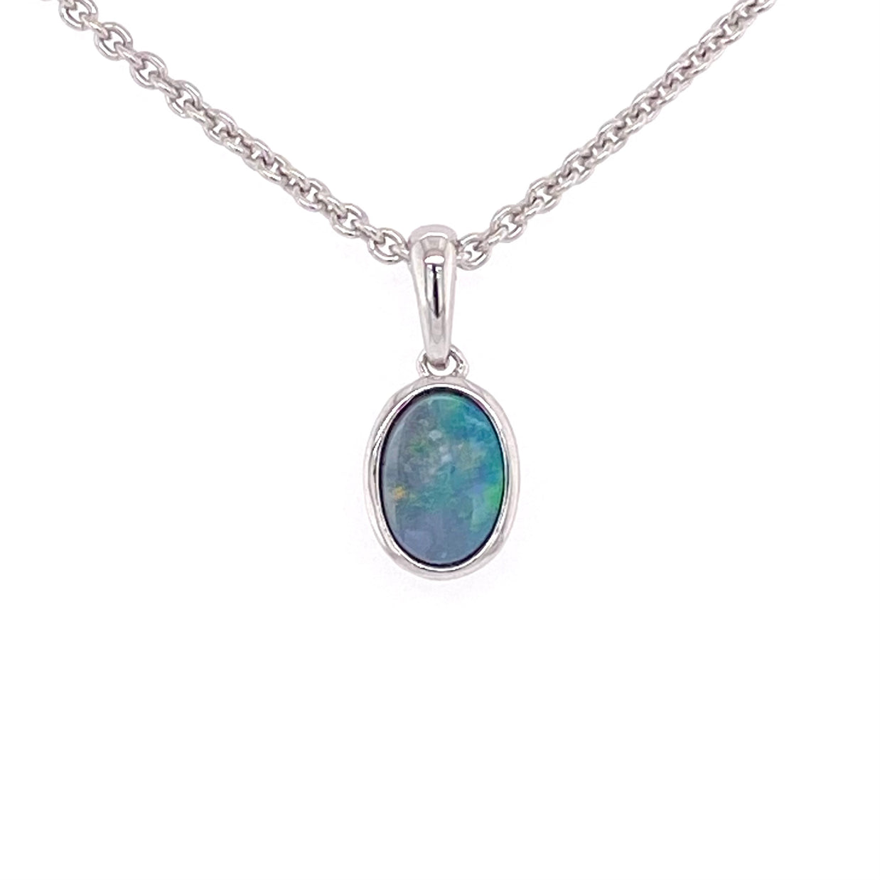 Vedhæng med ægte doublet opal indfattet i rhodineret sterling sølv.