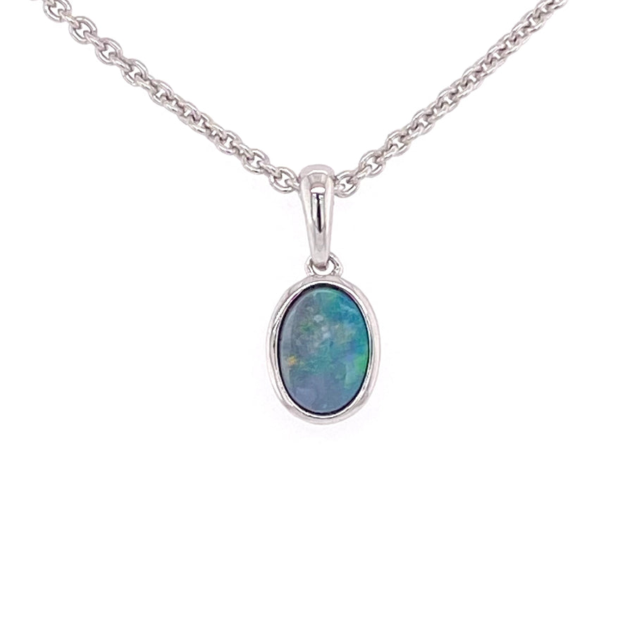 Vedhæng med ægte doublet opal indfattet i rhodineret sterling sølv.
