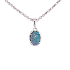 Vedhæng med ægte doublet opal indfattet i rhodineret sterling sølv.
