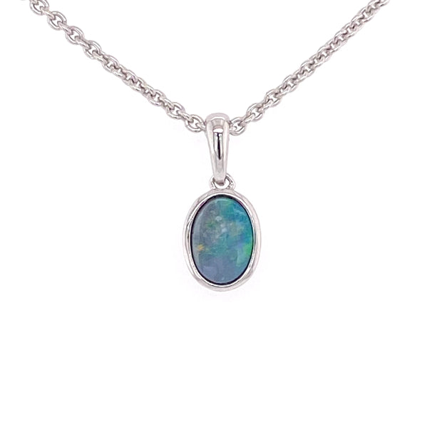 Vedhæng med ægte doublet opal indfattet i rhodineret sterling sølv.