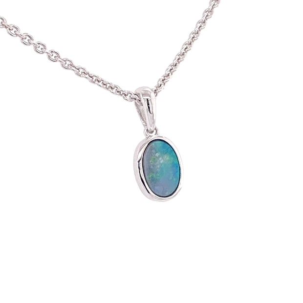 Vedhæng med ægte doublet opal indfattet i rhodineret sterling sølv.