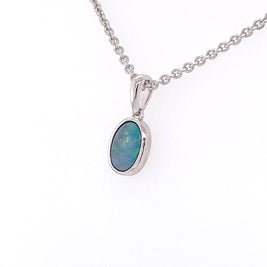 Vedhæng med ægte doublet opal indfattet i rhodineret sterling sølv.