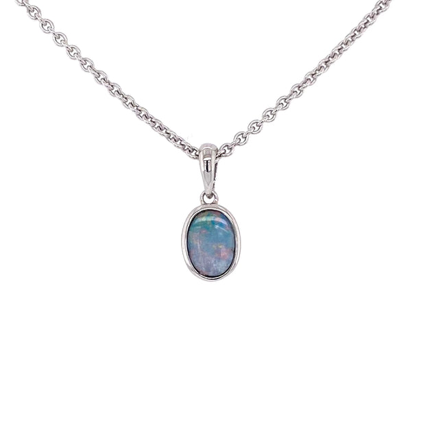 Vedhæng med ægte doublet opal indfattet i rhodineret sterling sølv.