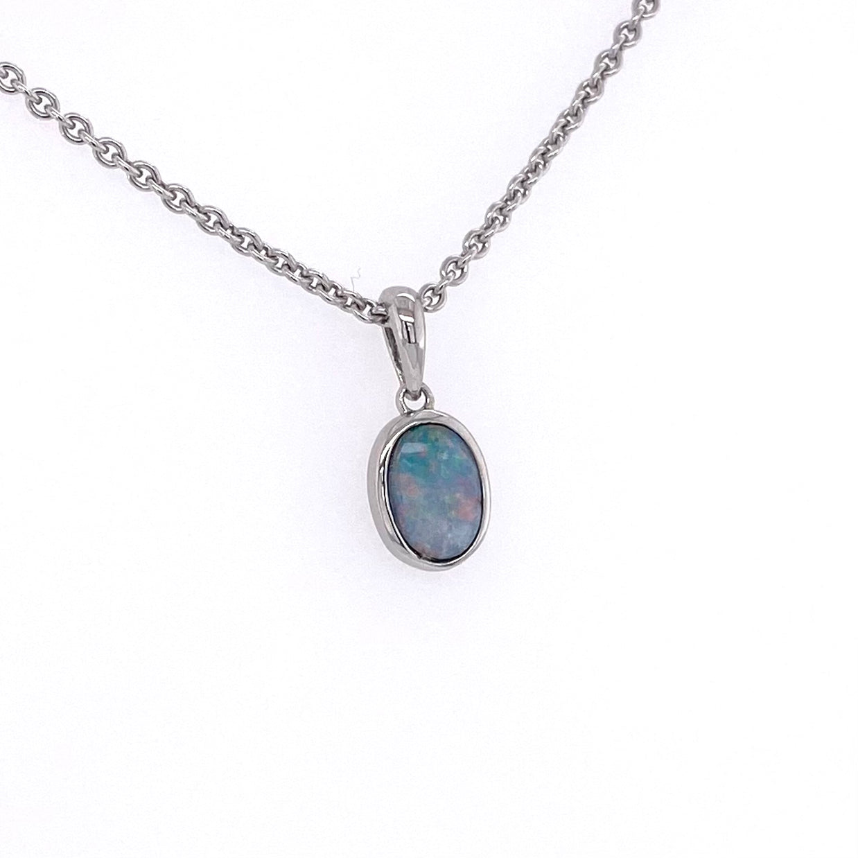 Vedhæng med ægte doublet opal indfattet i rhodineret sterling sølv.