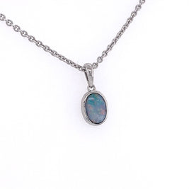 Vedhæng med ægte doublet opal indfattet i rhodineret sterling sølv.