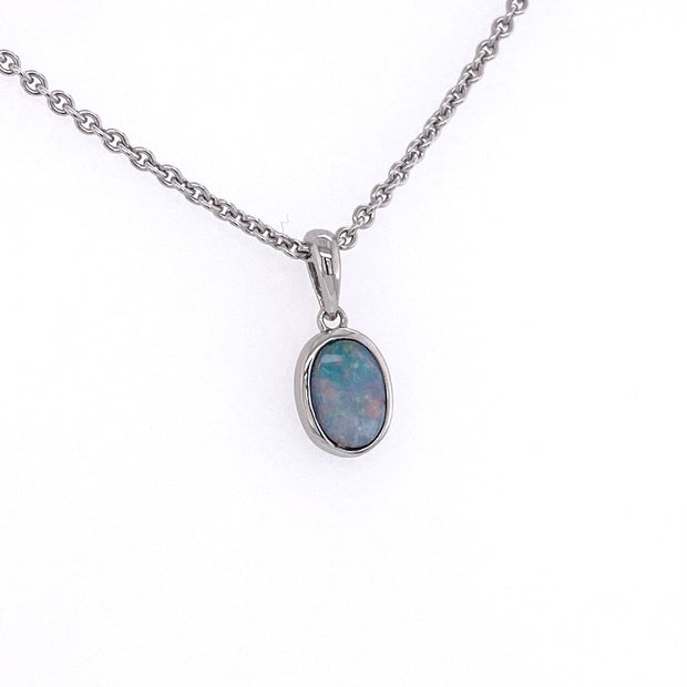 Vedhæng med ægte doublet opal indfattet i rhodineret sterling sølv.
