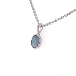 Vedhæng med ægte doublet opal indfattet i rhodineret sterling sølv.
