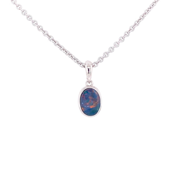 Vedhæng med ægte doublet opal indfattet i rhodineret sterling sølv.