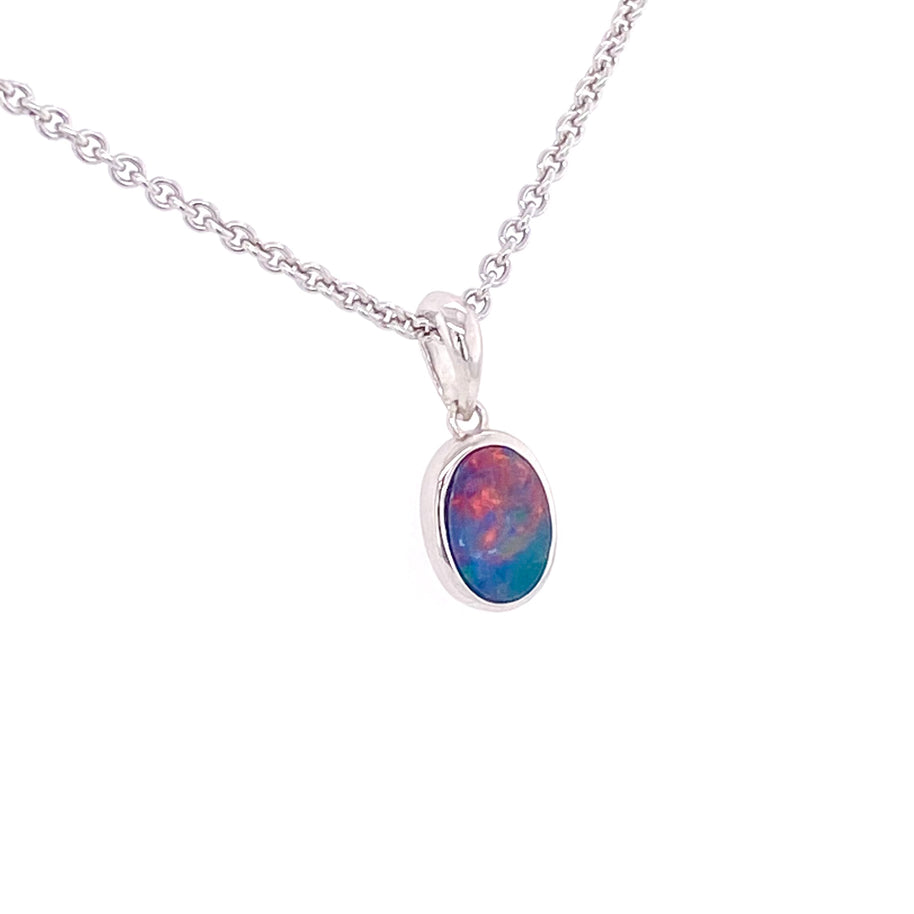 Vedhæng med ægte doublet opal indfattet i rhodineret sterling sølv.