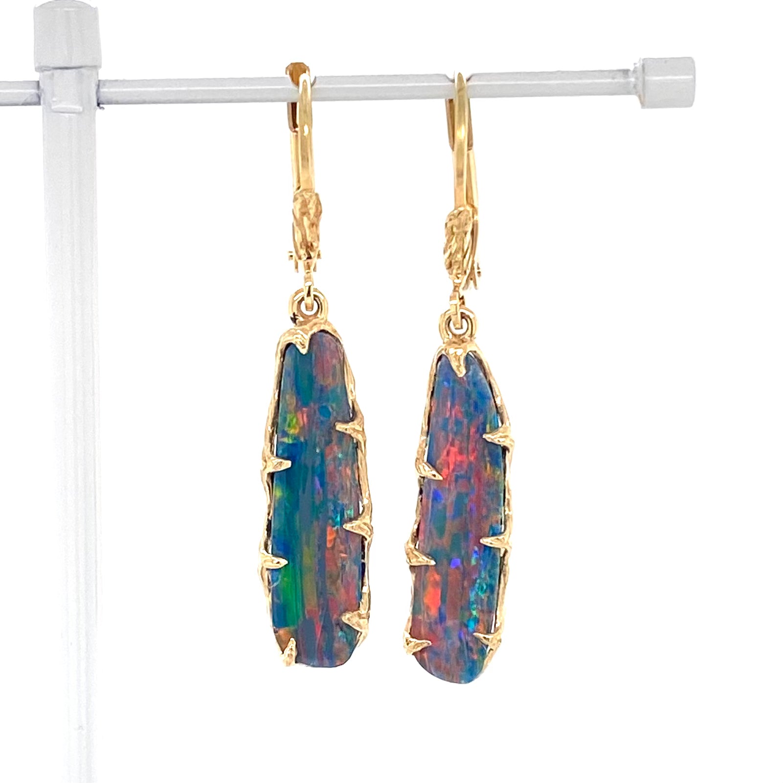 Unika ørehængere med ægte doublet opaler fra Australien indfattet i 14 karat guld.