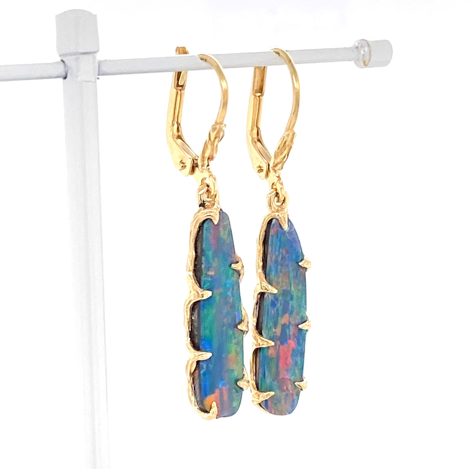 Unika ørehængere med ægte doublet opaler fra Australien indfattet i 14 karat guld.