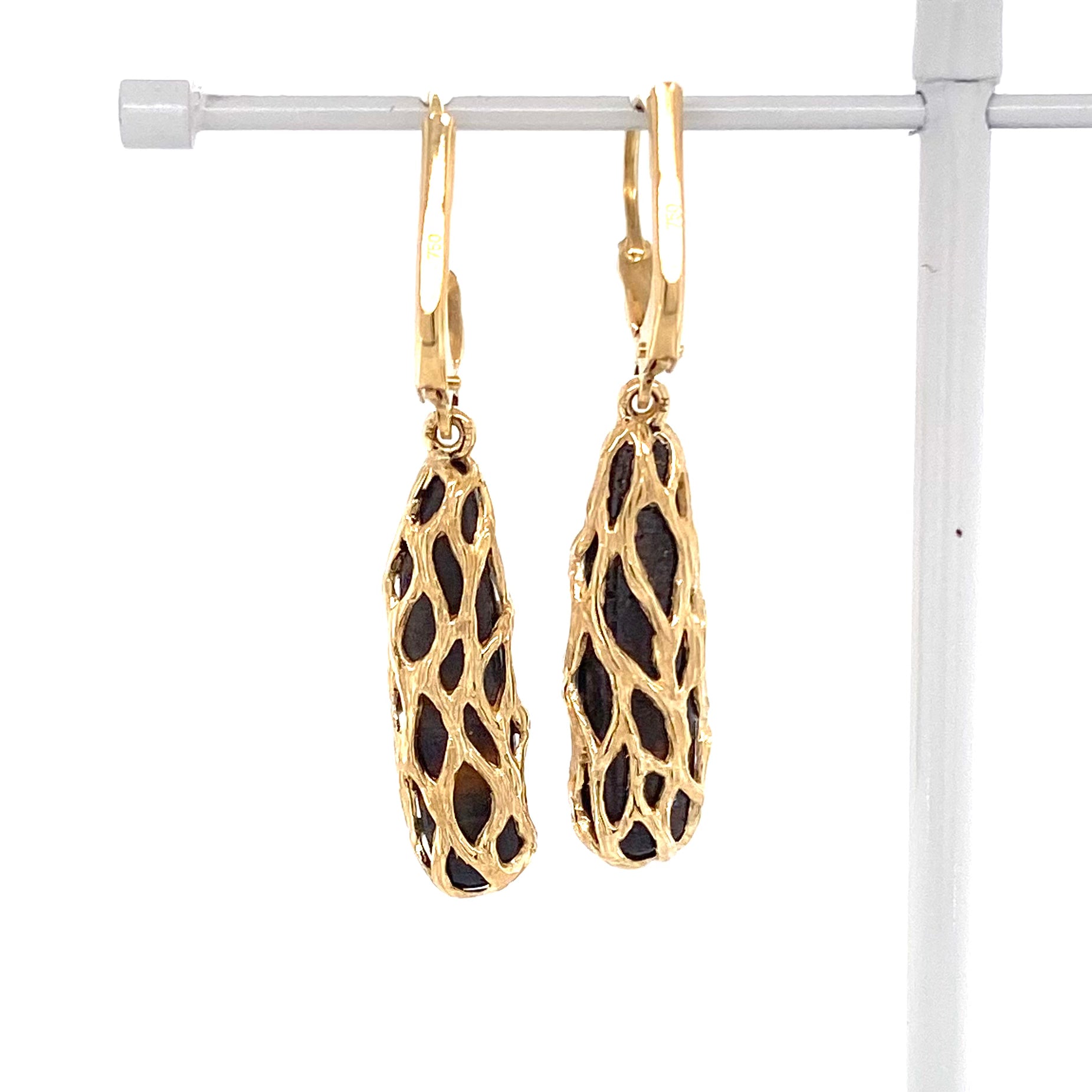 Unika ørehængere med ægte doublet opaler fra Australien indfattet i 14 karat guld.