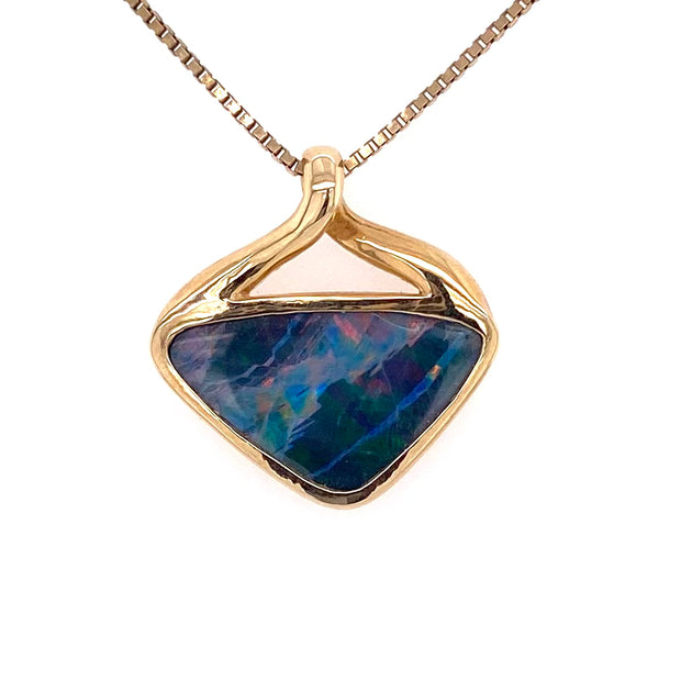 Opal vedhæng med en ægte doublet opal fra Australien. Opalen er sat i 14 karat guld.