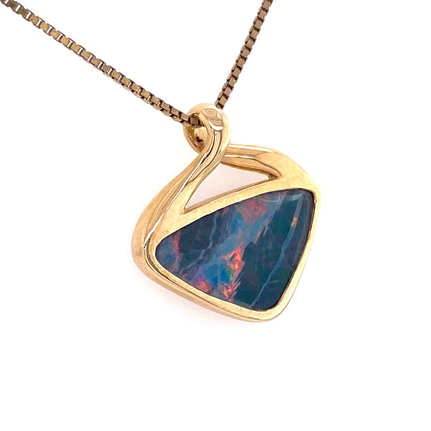 Opal vedhæng med en ægte doublet opal fra Australien. Opalen er sat i 14 karat guld.