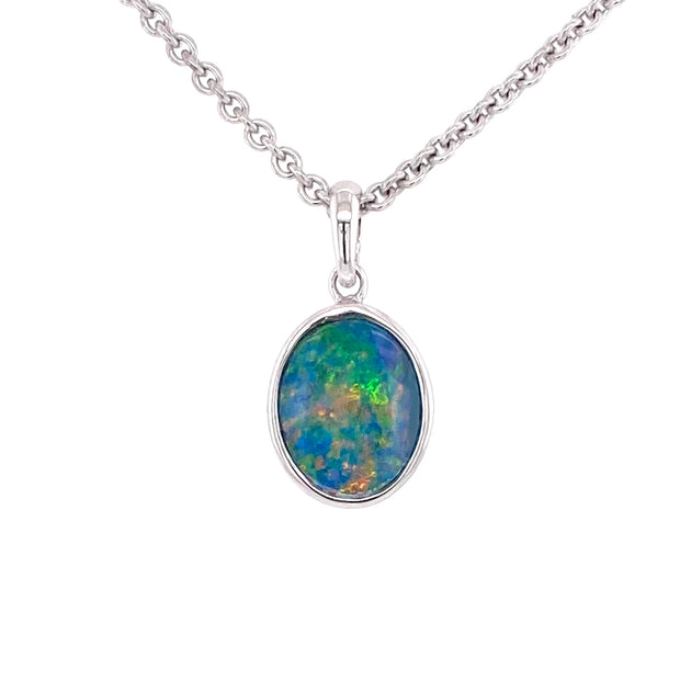 Vedhæng med ægte doublet opal indfattet i rhodineret sterling sølv.