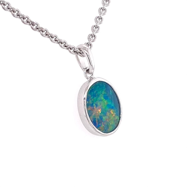 Vedhæng med ægte doublet opal indfattet i rhodineret sterling sølv.