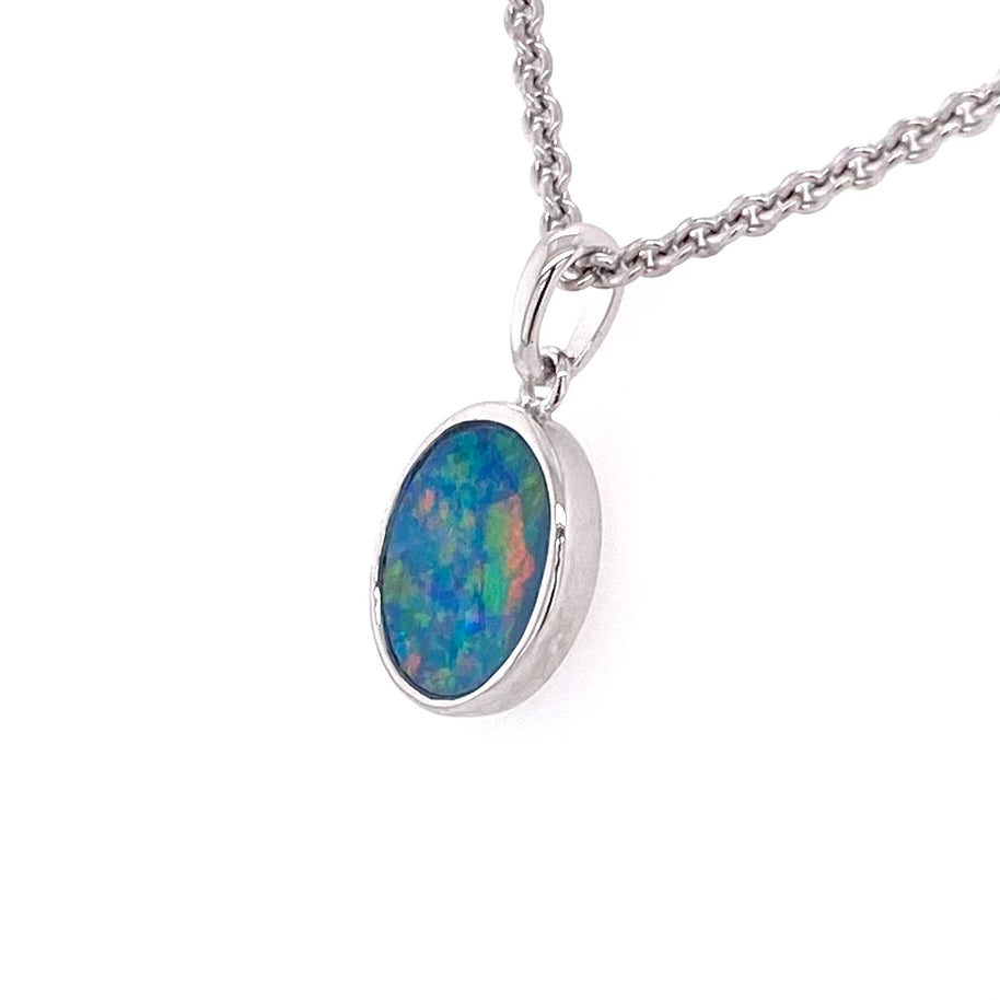 Vedhæng med ægte doublet opal indfattet i rhodineret sterling sølv.
