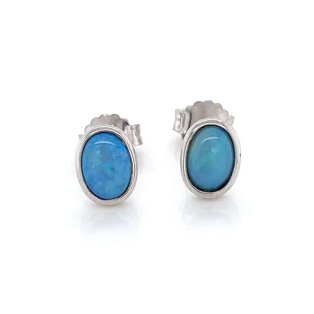 Opal ørestikkerne har ægte solide Australske krystal opaler indfattet i blankt sterling sølv.