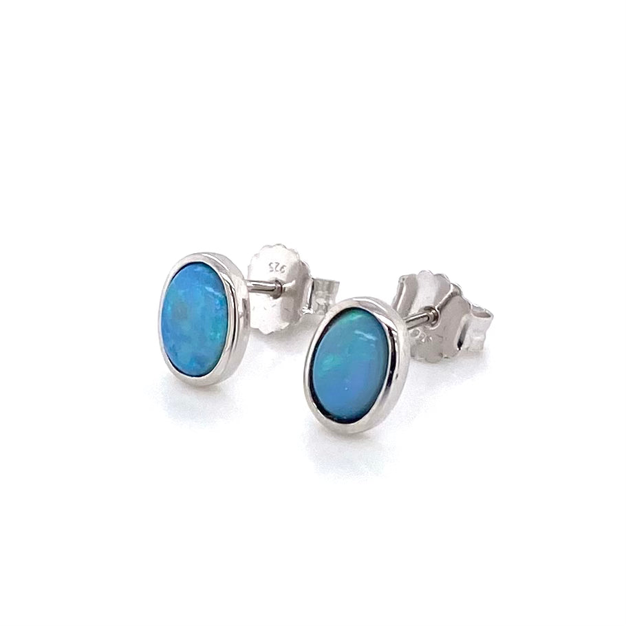 Opal ørestikkerne har ægte solide Australske krystal opaler indfattet i blankt sterling sølv.