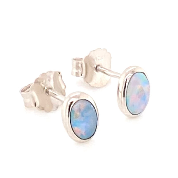 Opal ørestikkerne har ægte solide Australske krystal opaler indfattet i blankt sterling sølv. 